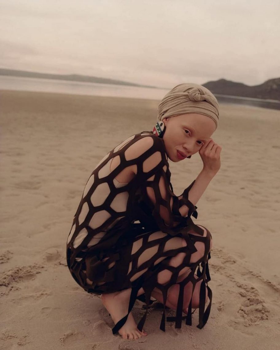 Tekst o Thando Hopie na okładce Vogue Portugal. Na zdjęciu: Kobieta w sukience na plaży - HelloZdrowie