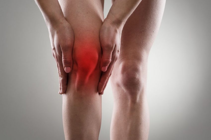 Osoba z bolącym kolanem wymagająca artroskopii kolana