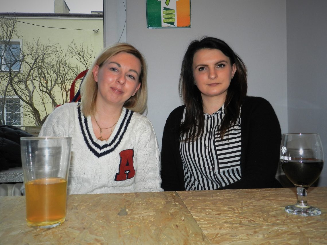 Tekst o przyjaźni dwóch różnych kobiet od ćwierćwiecza. Na zdjęciu: Dwie kobiety siedzące przy stole - HelloZdrowie