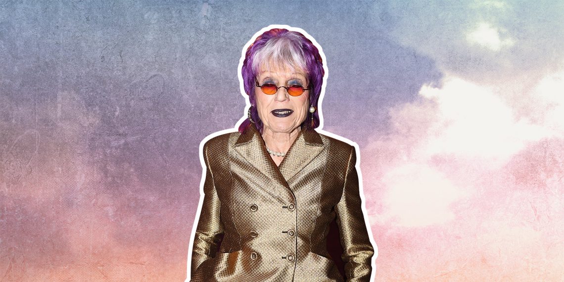 Tekst o feministycznej sztuce Judy Chicago i jej wpływie. Na zdjęciu: Kobieta z purpurowymi włosami i złotą marynarką - HelloZdrowie