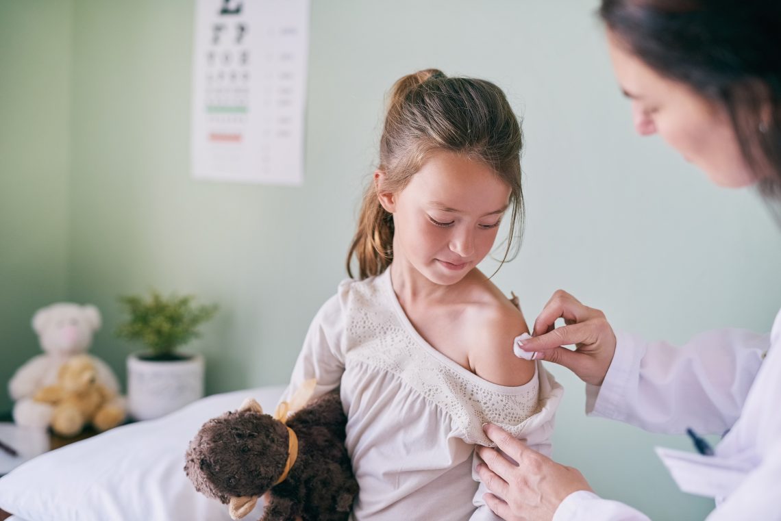 Tekst o funkcjonowaniu szczepionek według GIS. Na zdjęciu: Dziecko badane przez lekarza - HelloZdrowie