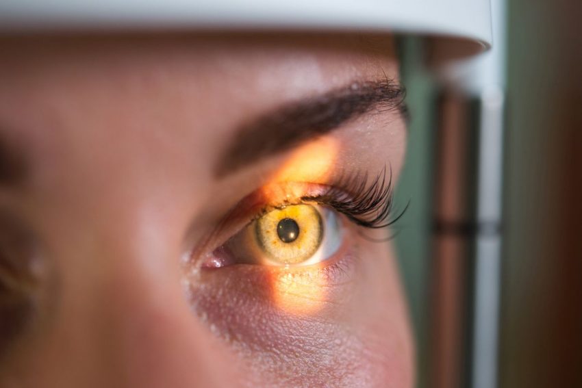 kobieta w trakcie badania oka pod kątem odwarstwienia siatkówki