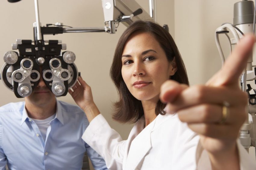 Okulista bada wzrok pacjenta w gabinecie