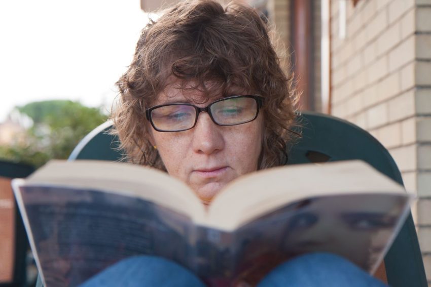 Kobieta o osobowości schizoidalnej, czytająca książkę