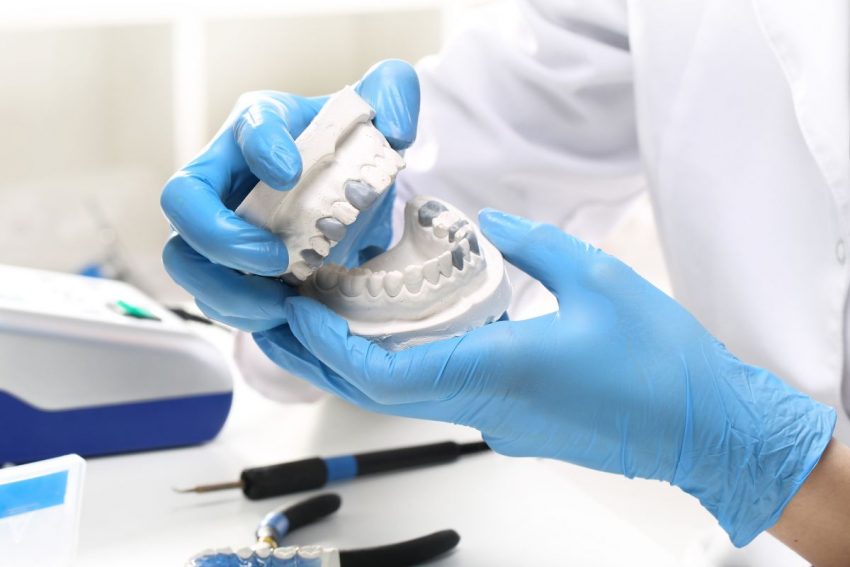 Dentysta przygotowujący protezę zębów