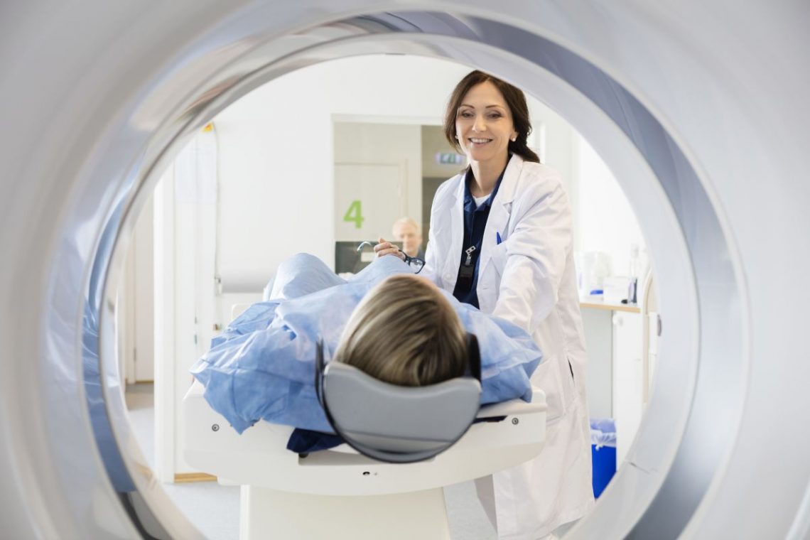 Osoba pilnowana przez lekarza podczas wykonywania rezonansu magnetycznego