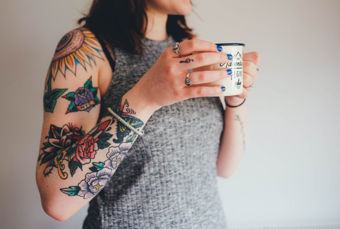 Tekst o przeciwwskazaniach i mitach dotyczących czystka. Na zdjęciu: Kobieta trzymająca kubek z tatuażami - HelloZdrowie