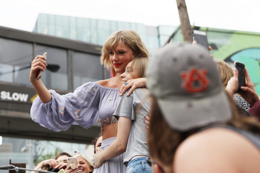 Tekst o karierze i feministycznych poglądach Taylor Swift. Na zdjęciu: Kobieta robiąca sobie selfie z dziewczynką - HelloZdrowie