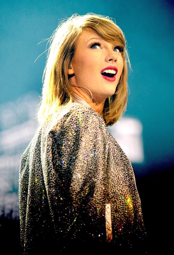 Tekst o karierze i feministycznych poglądach Taylor Swift. Na zdjęciu: Kobieta z czerwoną szminką i czerwonymi ustami - HelloZdrowie