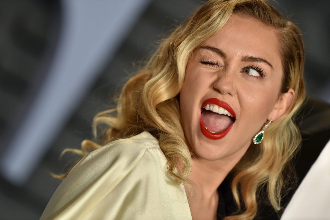 Tekst o feministycznych i seksualnych wyborach Miley Cyrus. Na zdjęciu: Kobieta z otwartymi ustami - HelloZdrowie