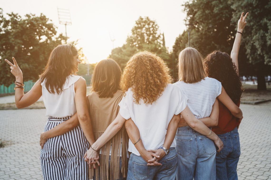 Tekst o kobiecej solidarności pokazywanej na Instagramie. Na zdjęciu: Grupa kobiet stojących razem - HelloZdrowie