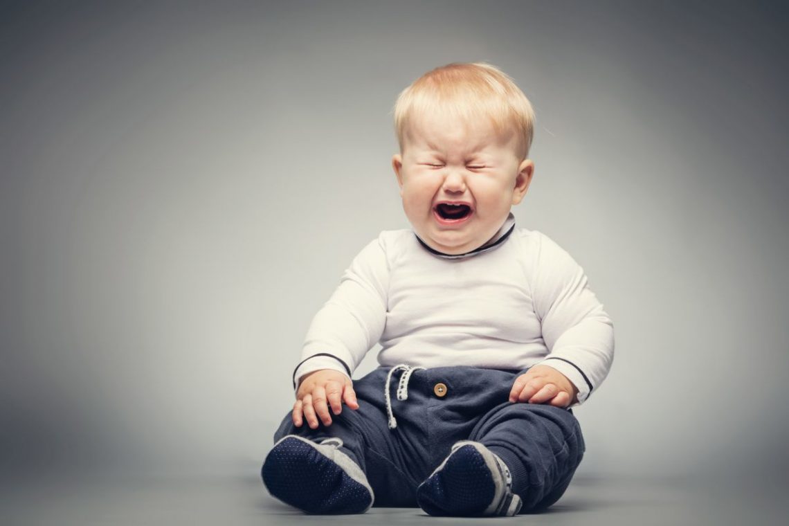Płaczące dziecko cierpiące na zaburzenia integracji sensorycznej