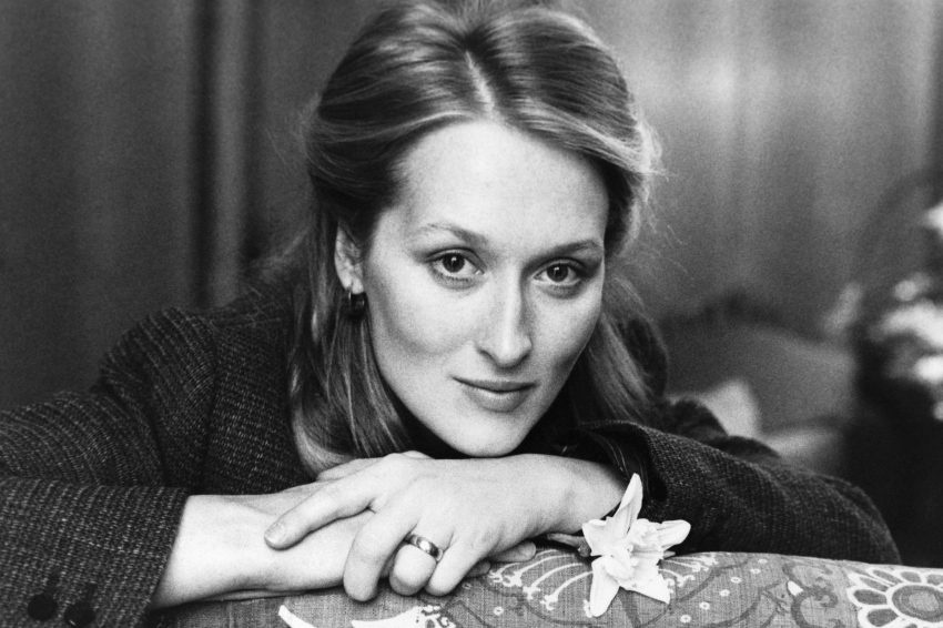 Tekst o życiu i karierze aktorki Meryl Streep. Na zdjęciu: Kobieta opierająca się na kanapie - HelloZdrowie