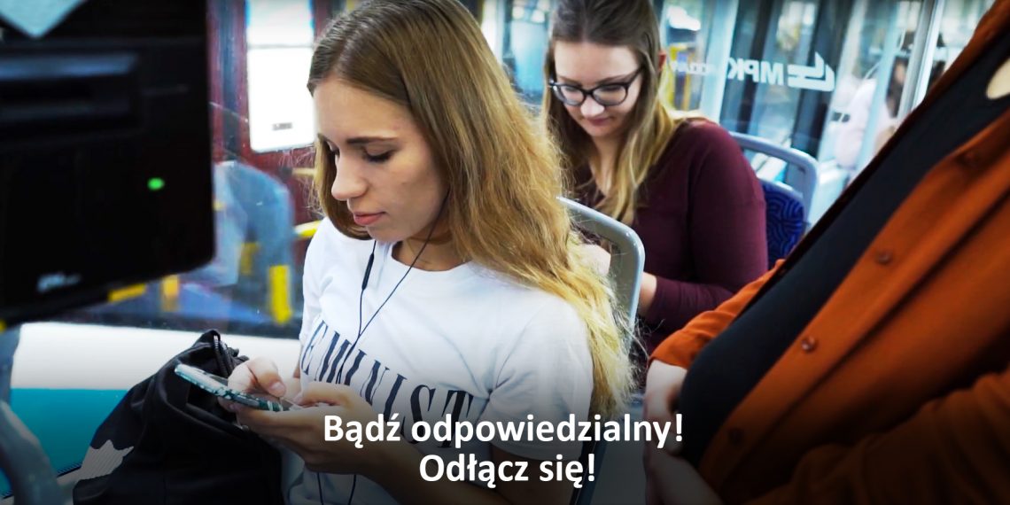 Tekst o kampanii zachęcającej do ograniczenia używania telefonów. Na zdjęciu: Grupa kobiet w autobusie - HelloZdrowie