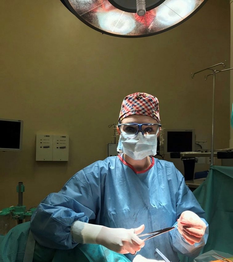 Tekst o procedurach przeszczepiania narządów i dawstwie nerek. Na zdjęciu: Kobieta w chirurgicznej marynarce i masce - HelloZdrowie