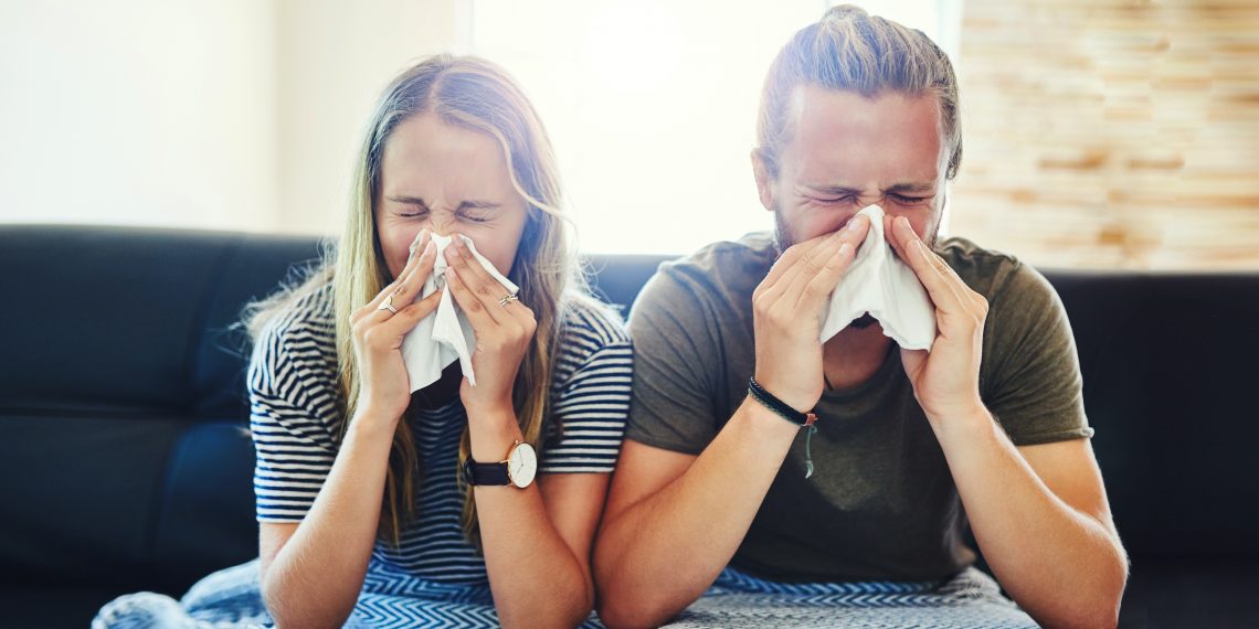 Tekst o unikaniu pleśni w domu przez alergików. Na zdjęciu: Mężczyzna i kobieta świdrujący nosy - HelloZdrowie