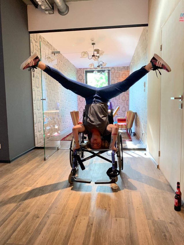 Tekst o determinacji Michaliny i jej powrocie do tańca. Na zdjęciu: Osoba do góry nogami na wózku inwalidzkim - HelloZdrowie