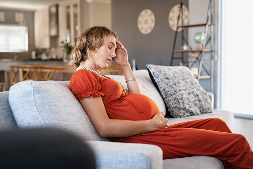 Przeziębienie w ciąży. Jak je leczyć bezpiecznie?; na zdjęciu kobieta w ciąży- Hello Zdrowie