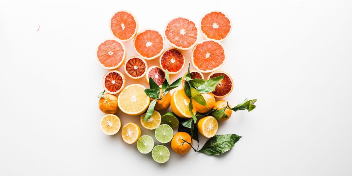 Tekst o zdrowotnych aspekty soków owocowych i ich spożyciu. Na zdjęciu: Grupa pokrojonych owoców - HelloZdrowie