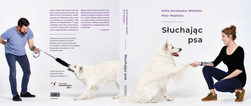 Tekst o rozumieniu psiego języka i emocji. Na zdjęciu: Biały pies stojący na tylnych łapach - HelloZdrowie
