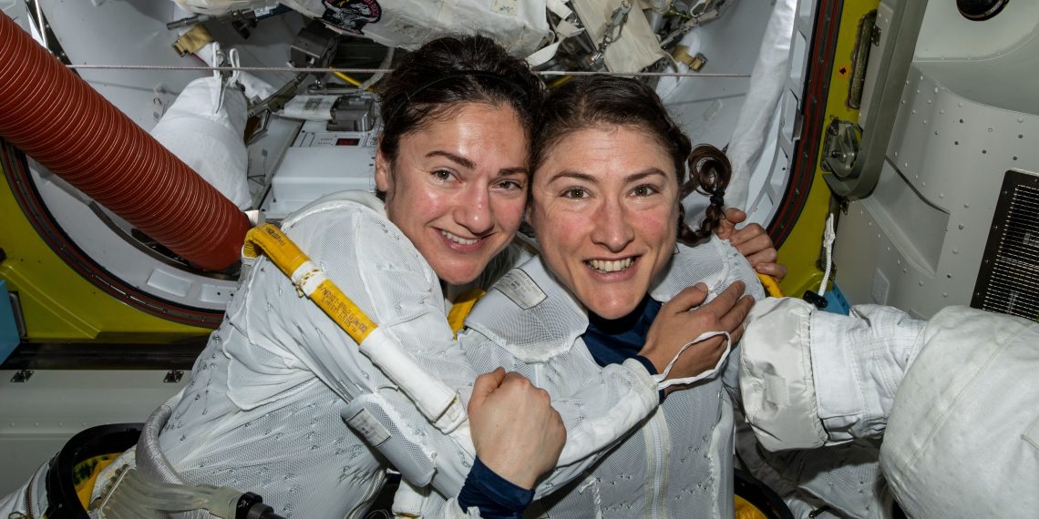 Tekst o pierwszym kobiecym spacerze kosmicznym NASA. Na zdjęciu: Dwie kobiety w białych garniturach - HelloZdrowie
