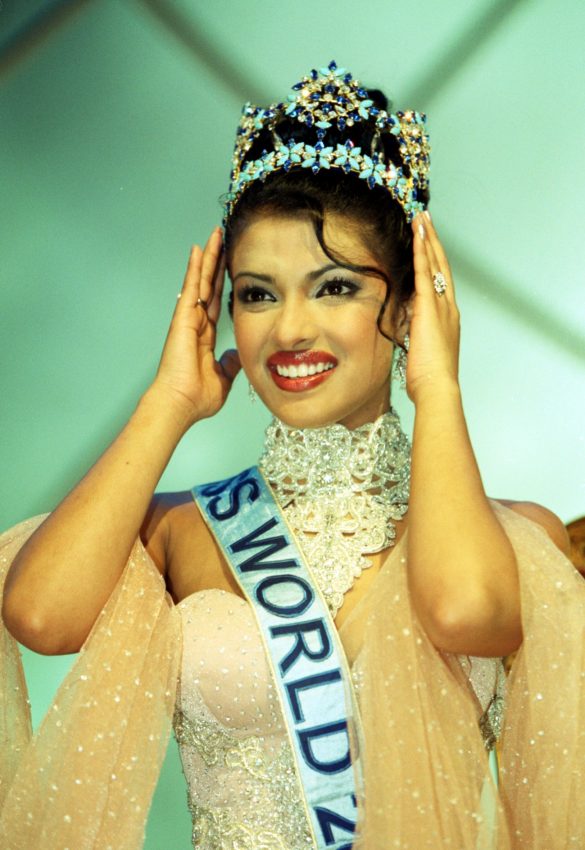 Tekst o życiu i karierze Priyanki Chopry. Na zdjęciu: Kobieta nosząca koronę i diadem - HelloZdrowie