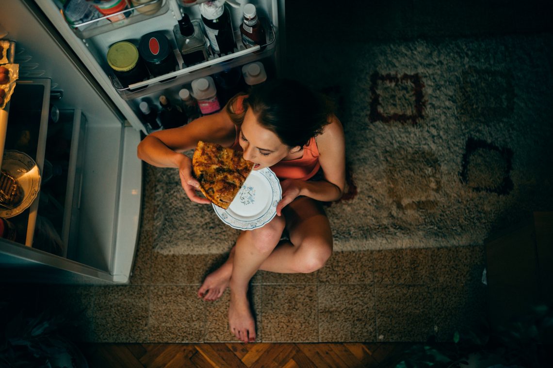 Kobieta jedząca pizzę / istockphoto.com