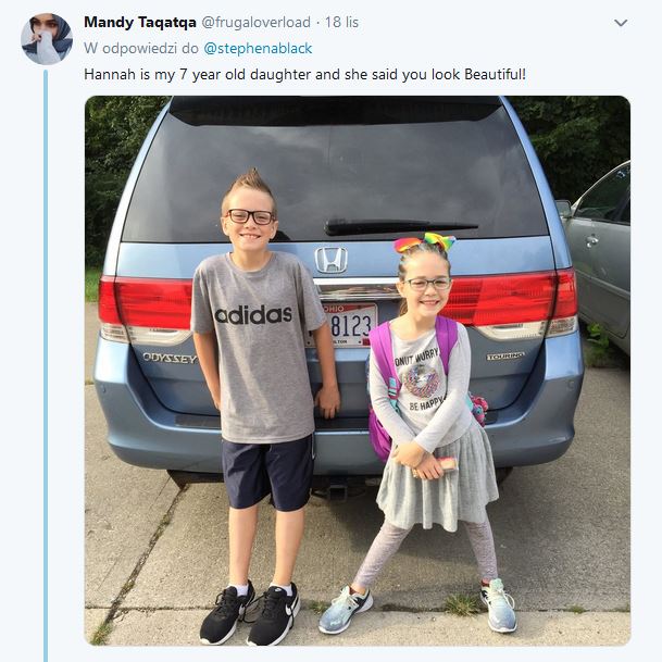 Tekst o wsparciu dziewczynki w noszeniu okularów. Na zdjęciu: Chłopiec i dziewczyna stojący przed samochodem - HelloZdrowie