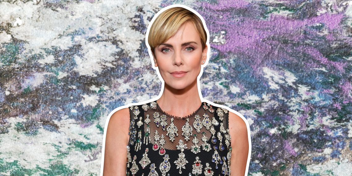 Tekst o życiu i karierze Charlize Theron. Na zdjęciu: Kobieta w czarnej sukience - HelloZdrowie