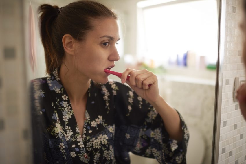 Kobieta myje zęby