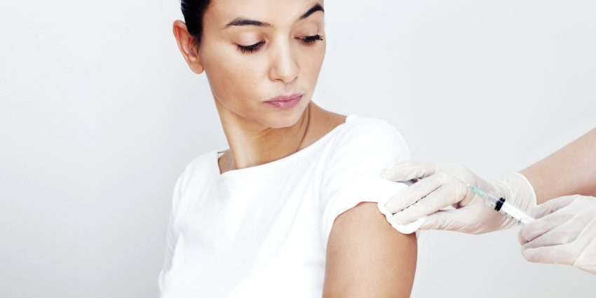 kobieta w trakcie szczepienia