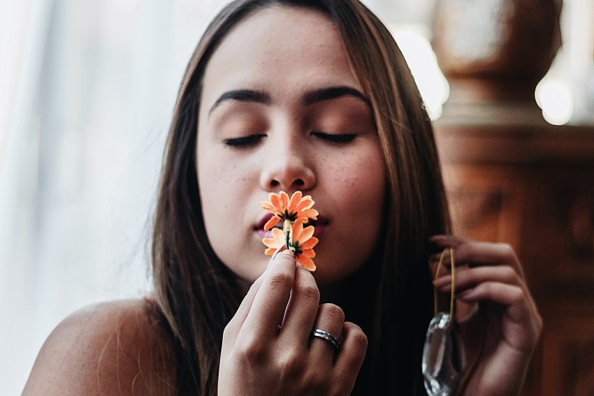 Kobieta wąchająca kwiat