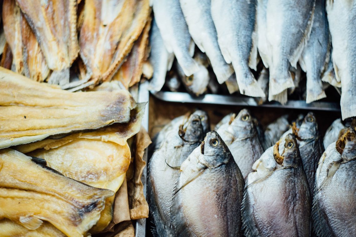 Tekst o wyborze i korzyściach zdrowotnych ryb. Na zdjęciu: Grupa ryb w rzędzie - HelloZdrowie