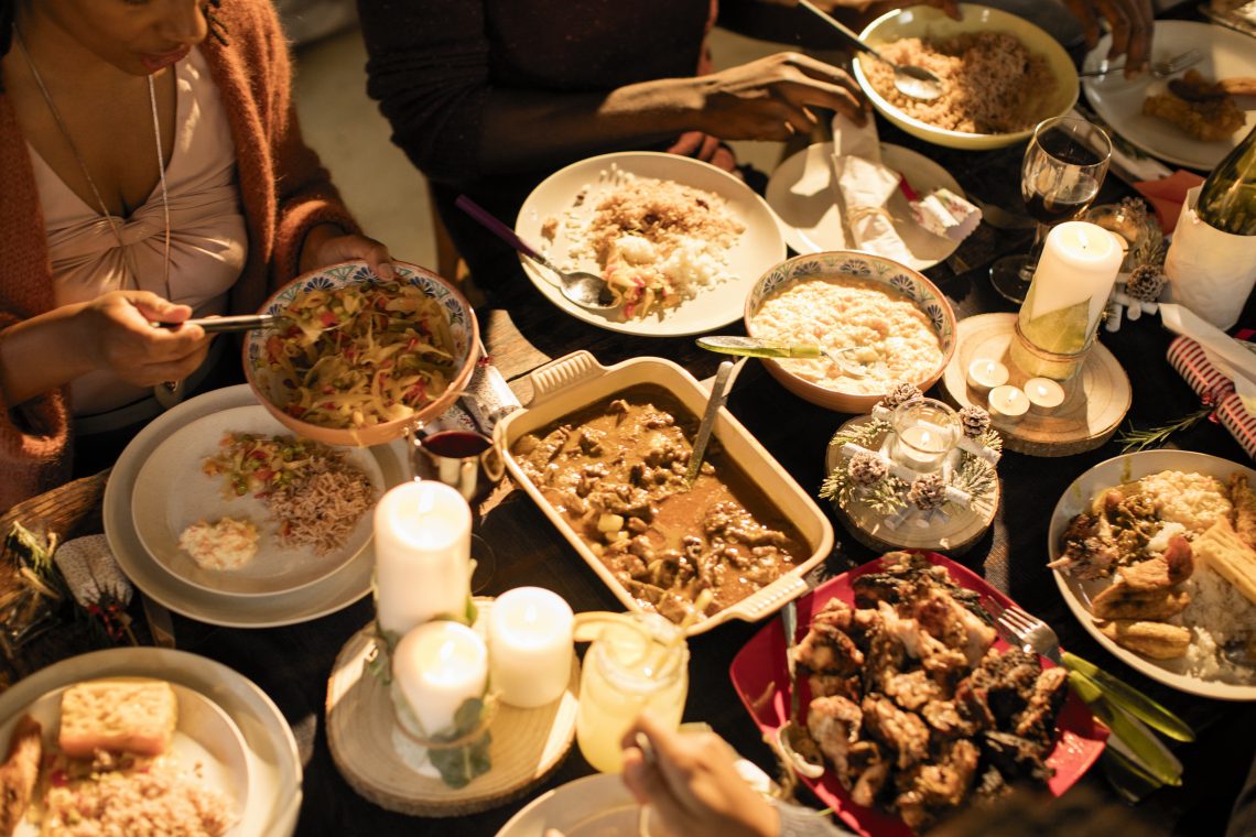 Tekst o zdrowych nawykach podczas świątecznego jedzenia. Na zdjęciu: Grupa osób jedzących jedzenie - HelloZdrowie