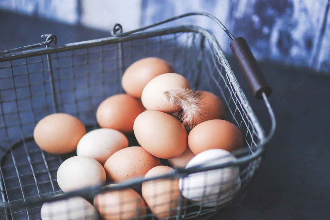Tekst o bezpiecznym przechowywaniu i przygotowaniu jajek. Na zdjęciu: Kosz jajek - HelloZdrowie