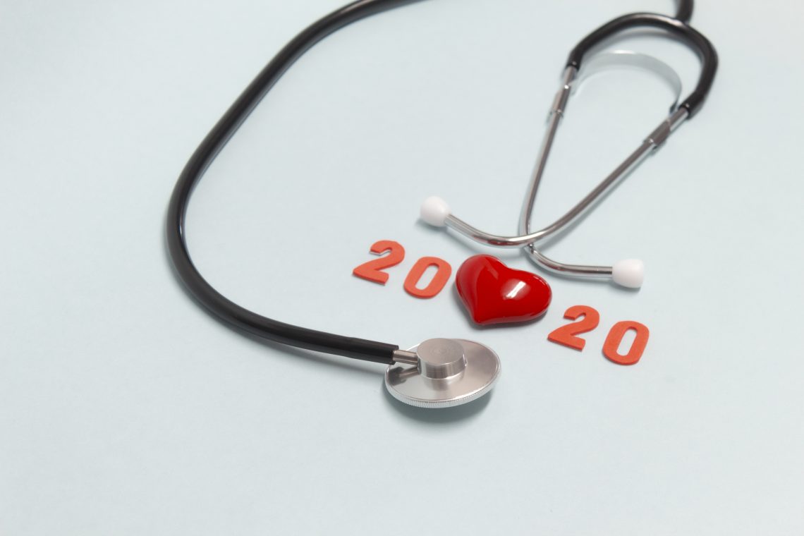 Słuchawki lekarskie, cyfry ułożone w 2020 i małe serce
