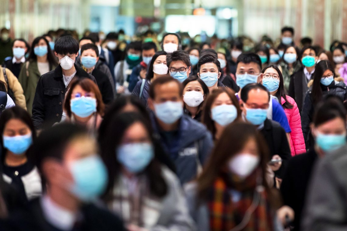 Tekst o koronawirusie, objawach i profilaktyce zakażeń. Na zdjęciu: Grupa ludzi noszących maski na twarz - HelloZdrowie
