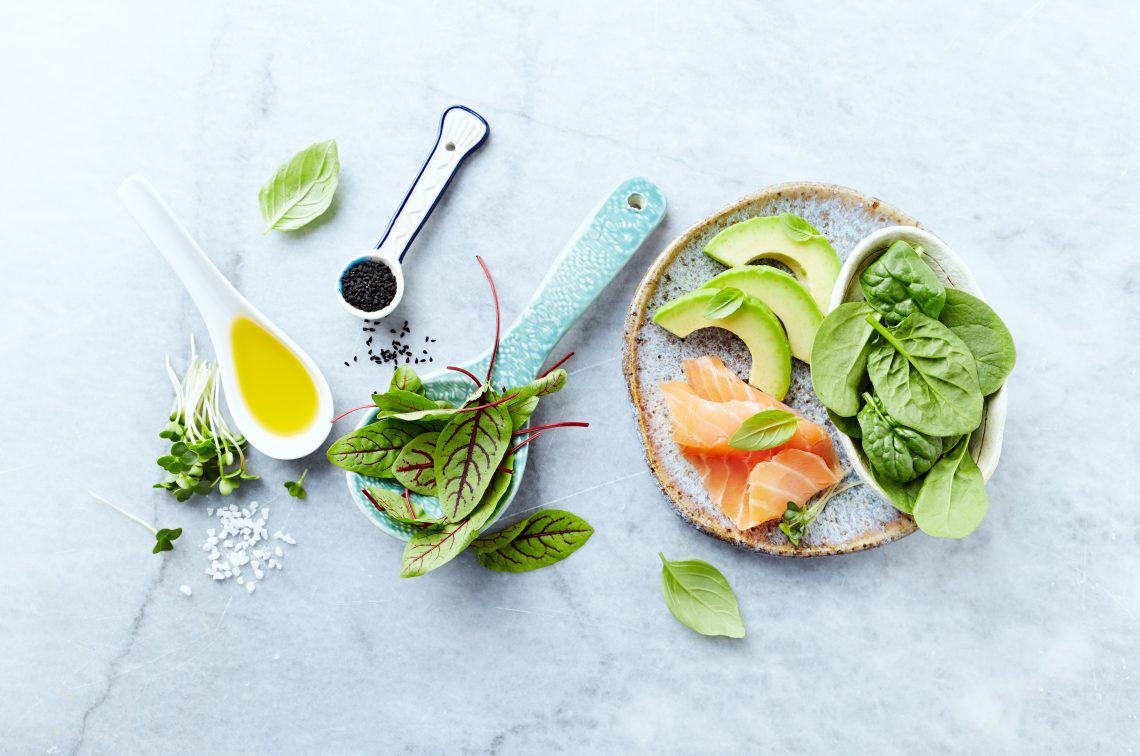 Tekst o diecie wspierającej odporność zimą. Na zdjęciu: Talerz jedzenia z awokado i zielonymi warzywami - HelloZdrowie