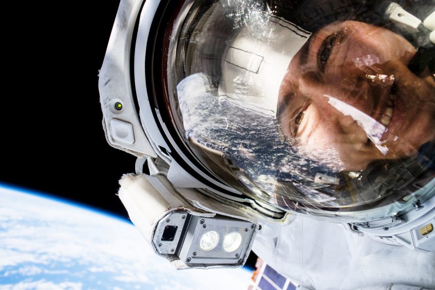 Astronautka Christina Koch robi sobie selfie w trakcie spaceru kosmicznego