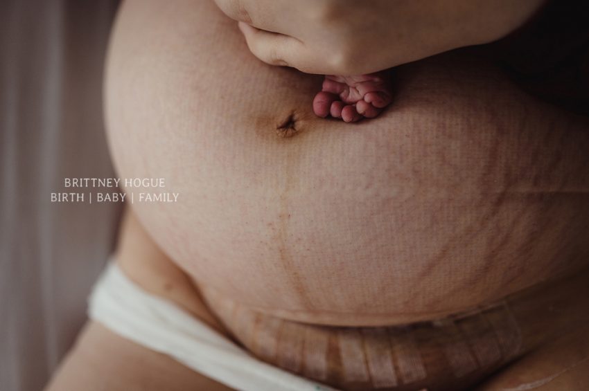 Tekst o konkursie fotografii porodowej i nagrodzonych zdjęciach. Na zdjęciu: Przybliżenie brzucha ciężarnej kobiety - HelloZdrowie