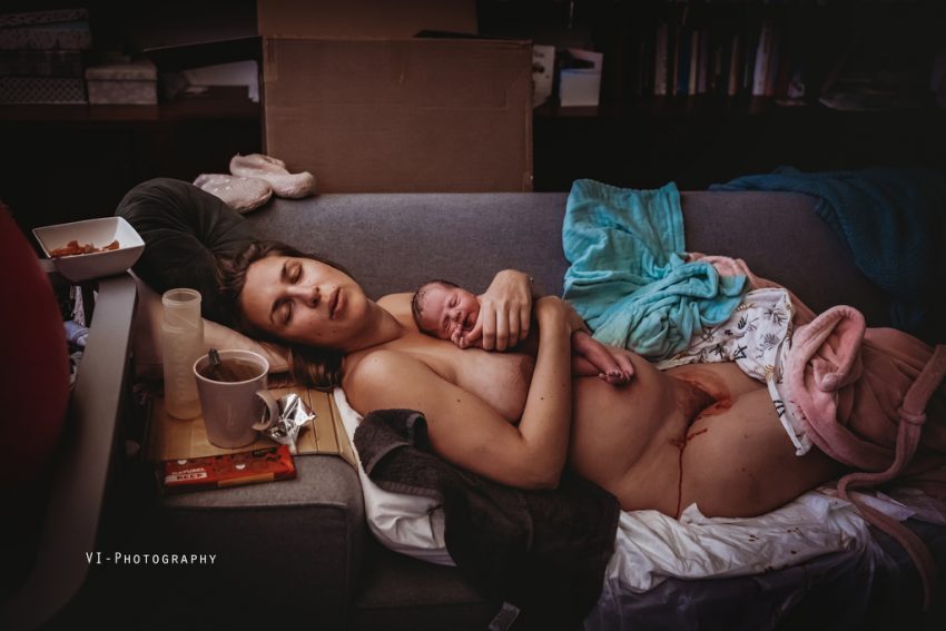 Tekst o konkursie fotografii porodowej i nagrodzonych zdjęciach. Na zdjęciu: Kobieta leżąca na kanapie z dzieckiem - HelloZdrowie