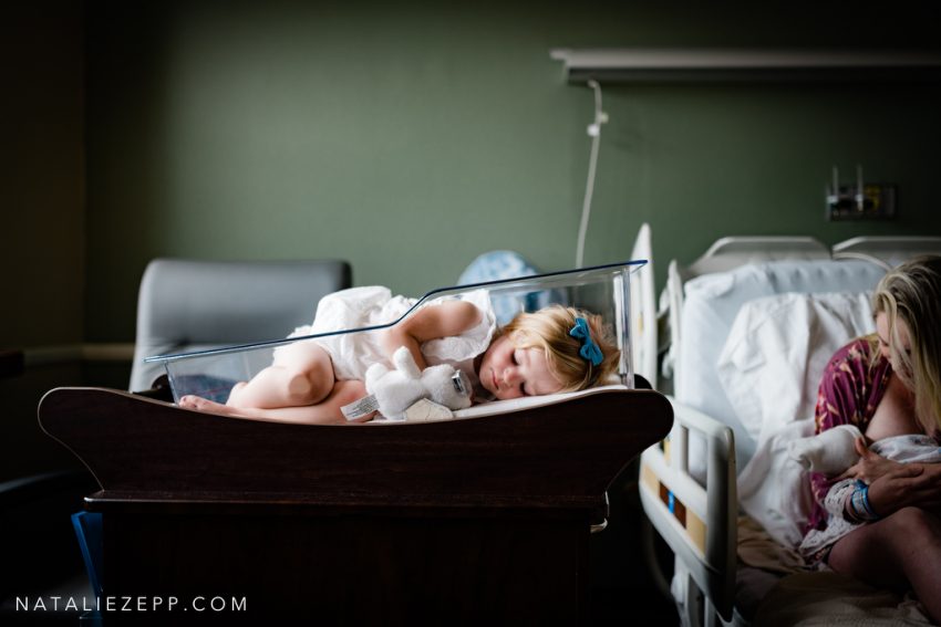 Tekst o konkursie fotografii porodowej i nagrodzonych zdjęciach. Na zdjęciu: Dziecko w szpitalnym łóżku - HelloZdrowie