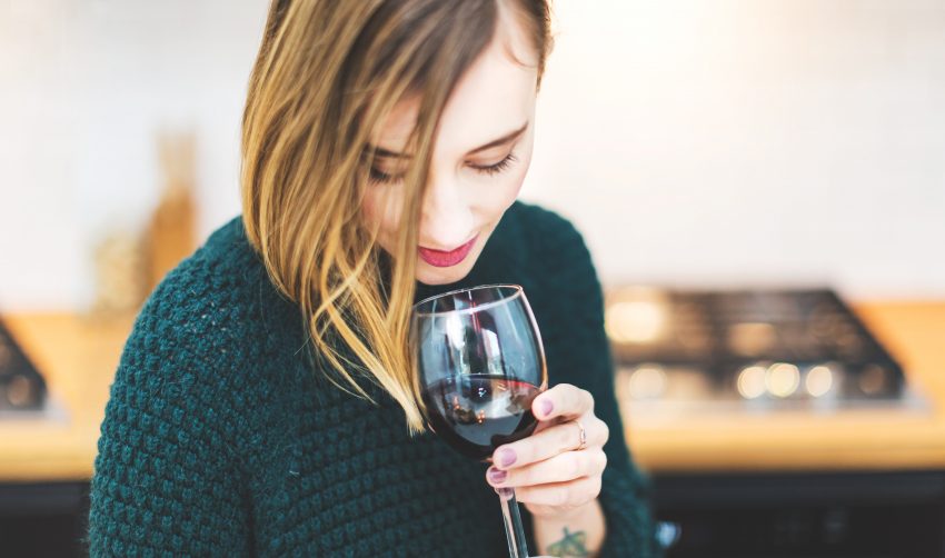 Kobieta pijąca wino