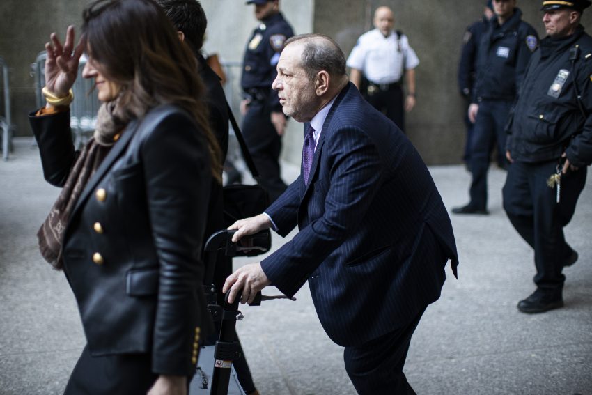 Tekst o wyroku Harveya Weinsteina i ruchu #MeToo. Na zdjęciu: Mężczyzna w garniturze idący z kobietą w garniturze - HelloZdrowie