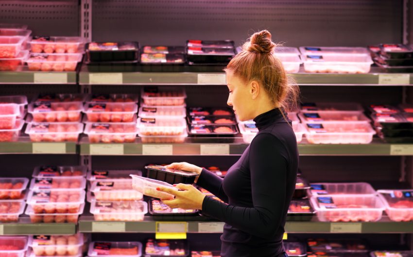 Kobieta kupuje mięso w sklepie