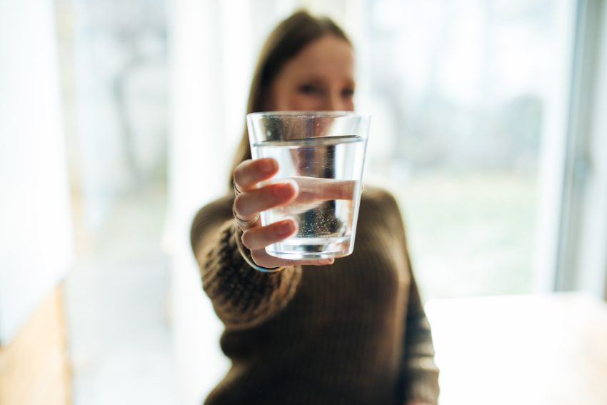 Kobieta trzyma szklankę wody