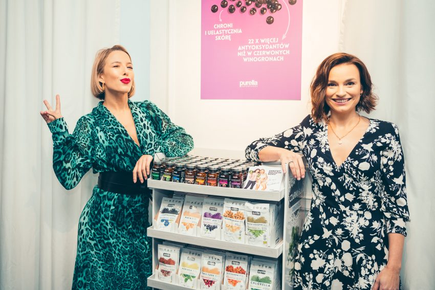 Tekst o superfoods, ich jakości i pochodzeniu. Na zdjęciu: Dwie kobiety stojące obok półki z jedzeniem - HelloZdrowie