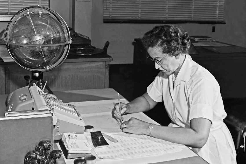 Tekst o Katherine Johnson i jej osiągnięciach w NASA. Na zdjęciu: Kobieta siedząca przy biurku i pisząca na papierze - HelloZdrowie