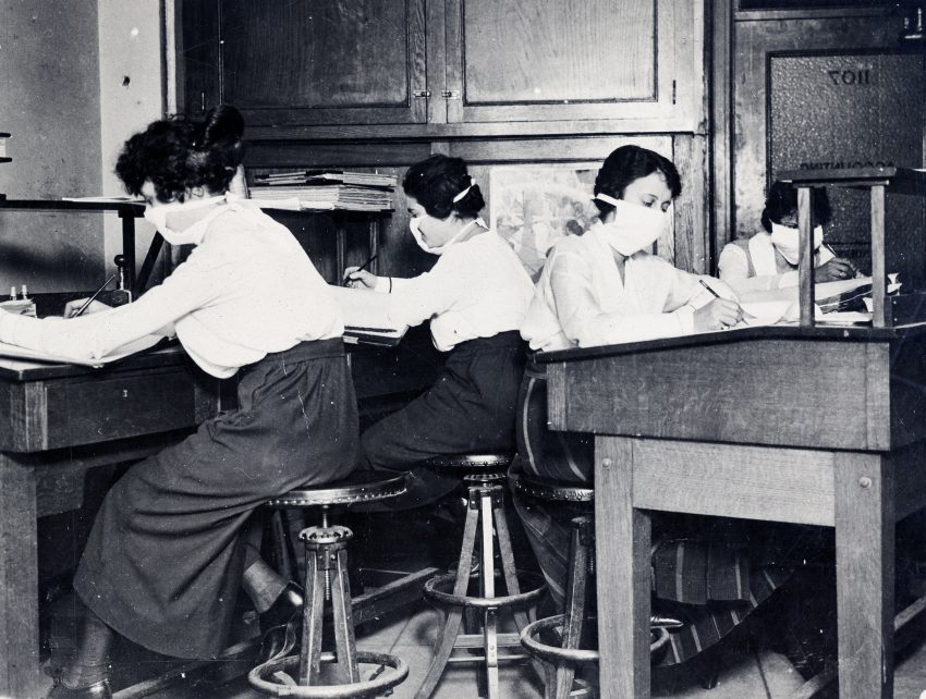Tekst o pandemii grypy z lat 1918-1920. Na zdjęciu: Grupa osób noszących maski - HelloZdrowie