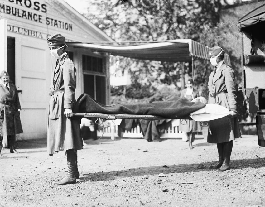 Tekst o pandemii grypy z lat 1918-1920. Na zdjęciu: Osoba niosąca nosze z osobą na nich - HelloZdrowie